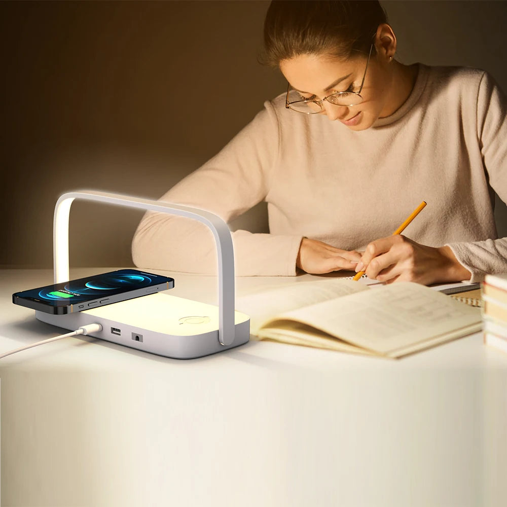 L’Arche Lumineuse : Station de charge 3-en-1.